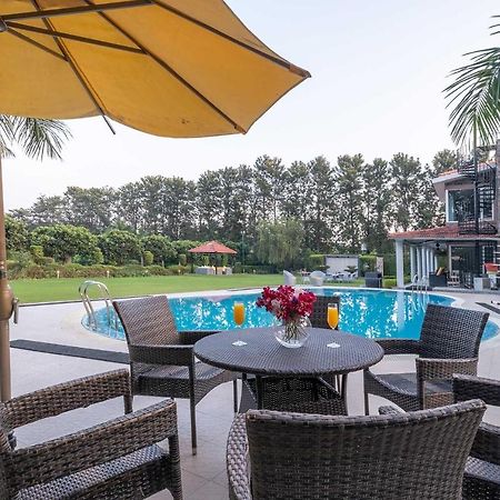 Stayvista At The Banyan Abode With Pool Table, Pet Friendly & Outdoor Pool Manesar Exterior foto
