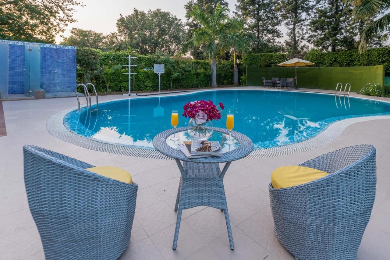 Stayvista At The Banyan Abode With Pool Table, Pet Friendly & Outdoor Pool Manesar Exterior foto