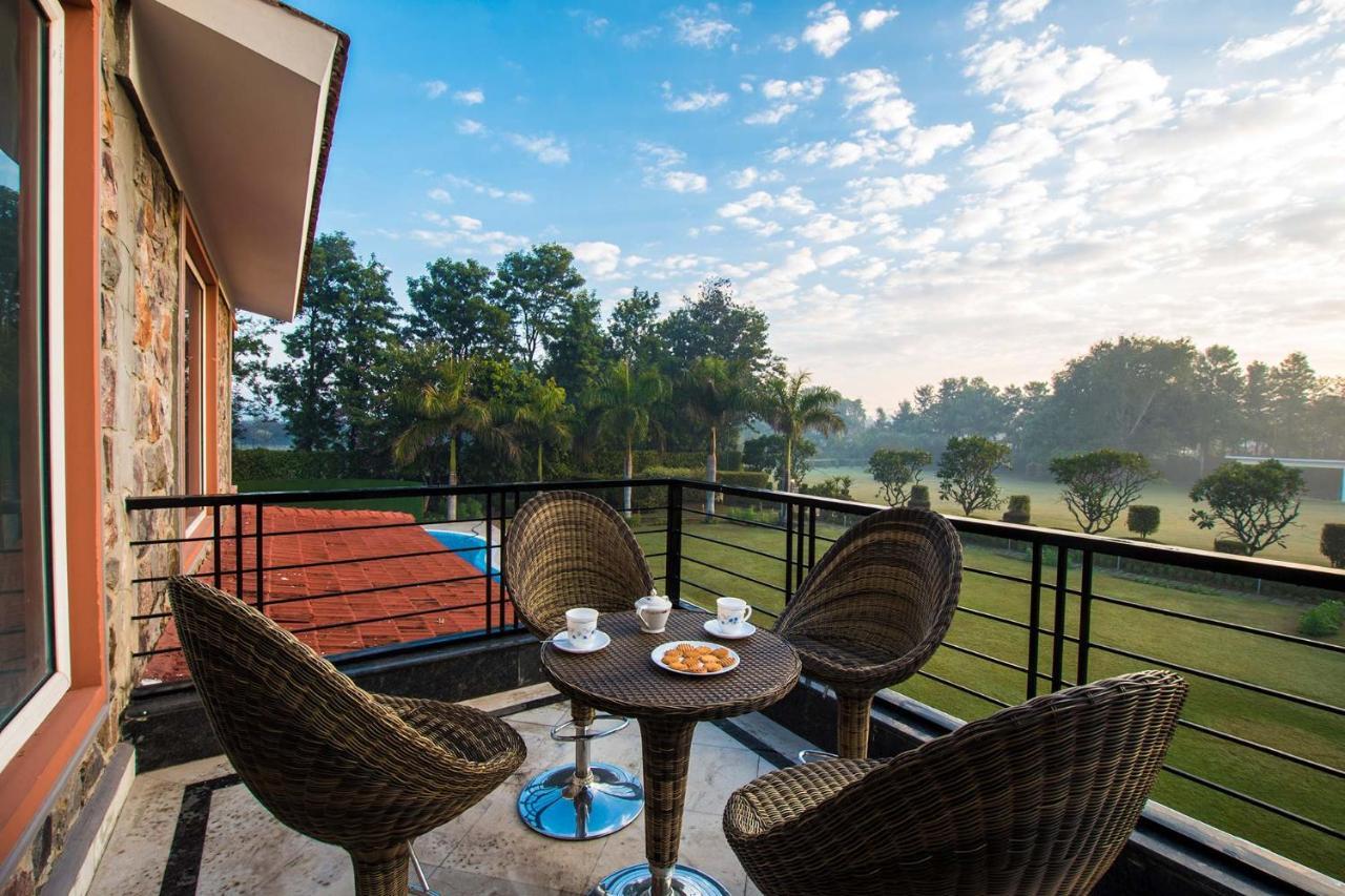 Stayvista At The Banyan Abode With Pool Table, Pet Friendly & Outdoor Pool Manesar Exterior foto