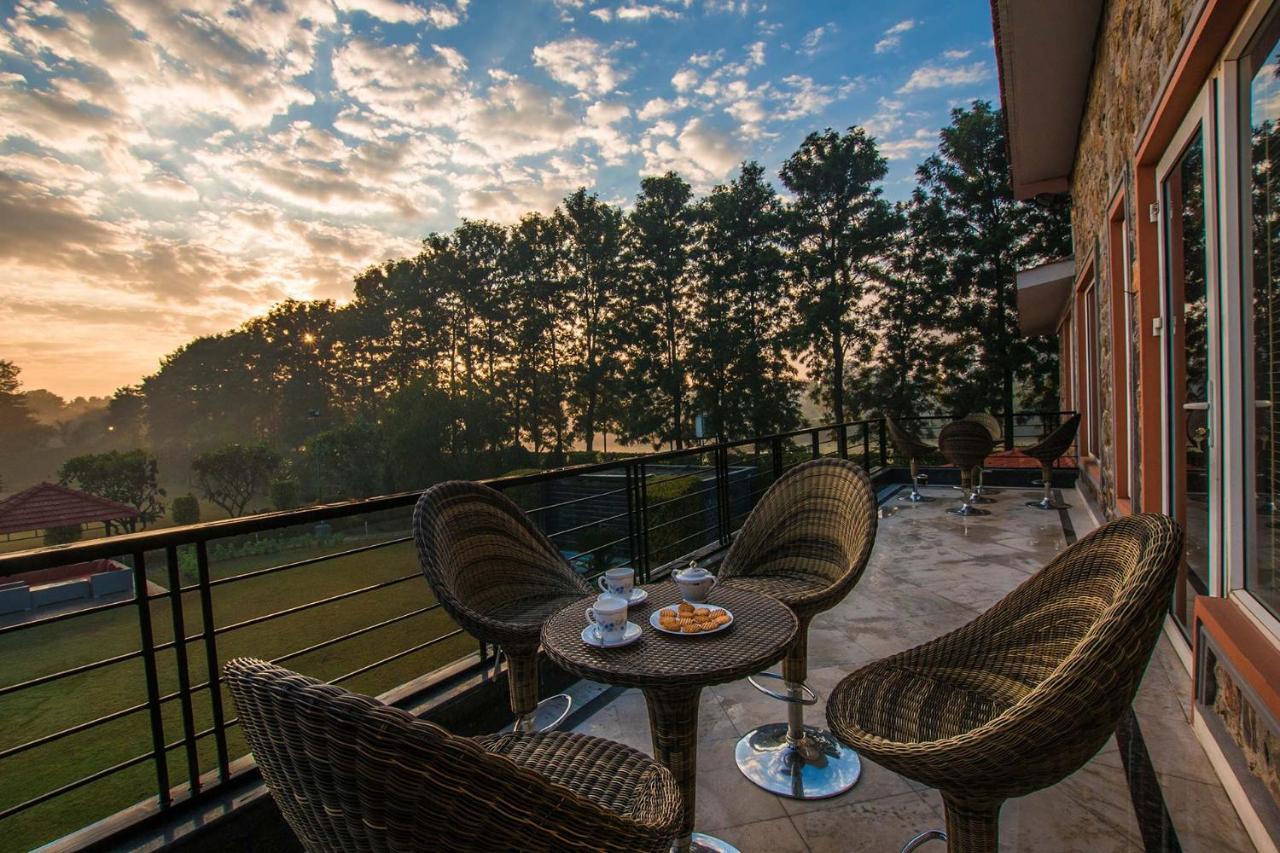 Stayvista At The Banyan Abode With Pool Table, Pet Friendly & Outdoor Pool Manesar Exterior foto